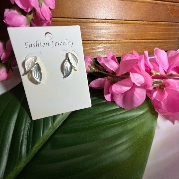 Fashion Jewelry Pierced Earrings, Gray and White Double Leaf Design. - Picture 5 of 10